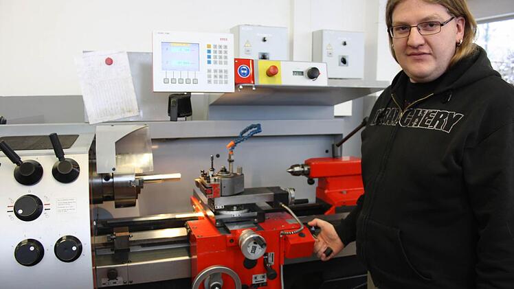 Alexander Ixmeier an seinem Arbeitsplatz. Foto: Riegler