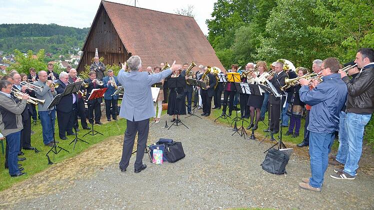 Standkonzert der Posaunenchöre aus Hiltpoltstein, Neuenmarkt und Trebgast nach dem Gottesdienst auf dem Kirchplatz.