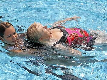 Die schwierigste Art, einen Verletzten aus dem Wasser zu holen, ist die direkte Mann-Rettung. Sie ist allerdings nicht ohne Gefahr für die Retter. Deshalb ist es wichtig, die Hände des Verletzten zu fixieren, damit dieser nicht in Panik um sich schlagen kann: Neu-Rettungsschwimmerin Sarah Battistella holte bei einer Vorführung im Freibad Claudia Siegismund aus dem Wasser. Fotos: Sonja Adam