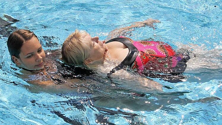 Die schwierigste Art, einen Verletzten aus dem Wasser zu holen, ist die direkte Mann-Rettung. Sie ist allerdings nicht ohne Gefahr für die Retter. Deshalb ist es wichtig, die Hände des Verletzten zu fixieren, damit dieser nicht in Panik um sich schlagen kann: Neu-Rettungsschwimmerin Sarah Battistella holte bei einer Vorführung im Freibad Claudia Siegismund aus dem Wasser. Fotos: Sonja Adam