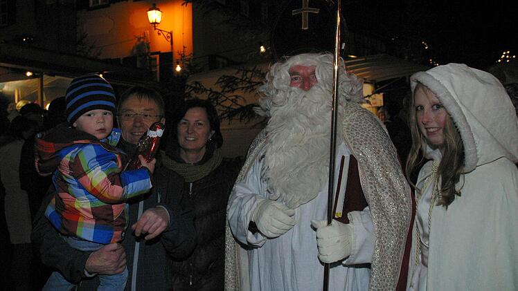Erst wollte Max, der kleine Enkel von Roland und Gunda Neubauer, den Nikolaus (Günther Dünisch) und das Christkind (Magdalena Autsch) gar nicht anschauen, dann freute er sich doch über die Schokoladen-Ausgabe des Heiligen.
