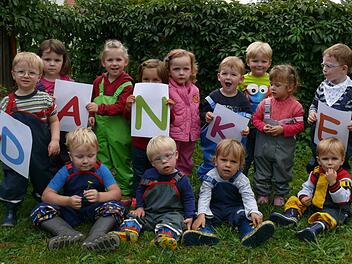 Kinder der "Mäuse"- und "Füchse"-Gruppe des Paul-Gerhardt-Kindergartens, die jetzt in Gemeinderäumen in Ziegelhütten untergebracht sind, bedanken sich für die große Hilfsbereitschaft. Foto: Kita