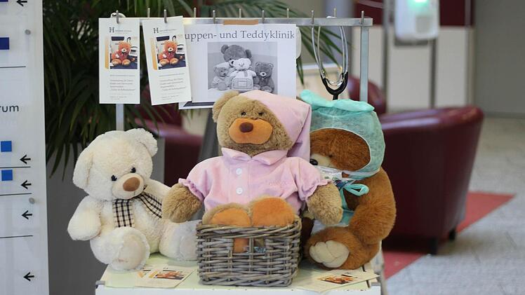 Im Eingang des Krankenhauses wurde eine Notaufnahme für verletzte Teddybären eingerichtet. Foto: Mariell Dörrschmidt