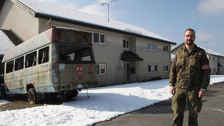 Major Christoph Peschel ist in der Housing Area unterwegs. Die meisten Häuser dürfen nicht mehr betreten werden. Foto: Ulrike Müller