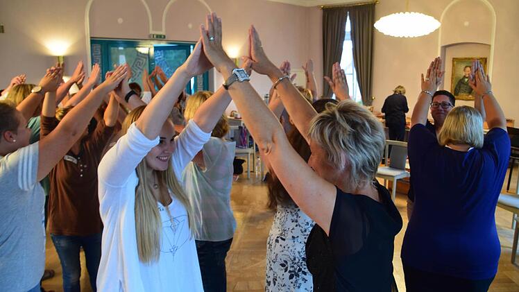 Laura Müller (links) und Katrin Reitz (rechts) hatten viel Spaß bei den Bewegungsliedern. Foto: Günther Geiling