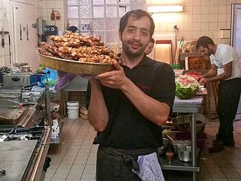 Aziz A. war bei seinen Kollegen in der Bamberger Gastronomie sehr beliebt. Er hatte Aussicht auf eine feste Stelle als Küchenhilfe. Doch vor einer Abschiebung hat ihn das nicht geschützt.  Foto: privat
