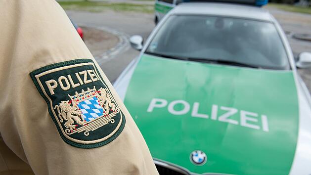 Die Polizei ist am Montagabend (24. Juli) mit verst&auml;rkten Kr&auml;ften in Drosendorf. Dort ist Verteidigungsministerin Ursula von der Leyen (CDU) zu Gast. Symbolbild: dpa