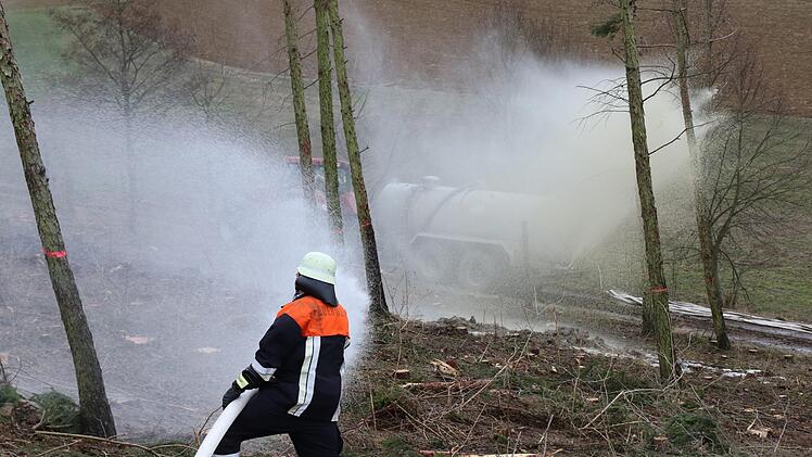 Trockenes Holz auf trockener Erde war ein gutes Futter für das Feuer. Es konnte innerhalb von zwei Stunden vollständig gelöscht werden. Foto: Michael Stelzner