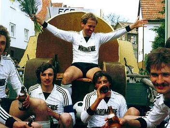 Das waren Zeiten: 1983 feierten Alfred Kanz (oben) und seine Mannschaftskameraden ausgelassen den Aufstieg in die Bezirksliga West. Foto: Archiv/FC Rottershausen