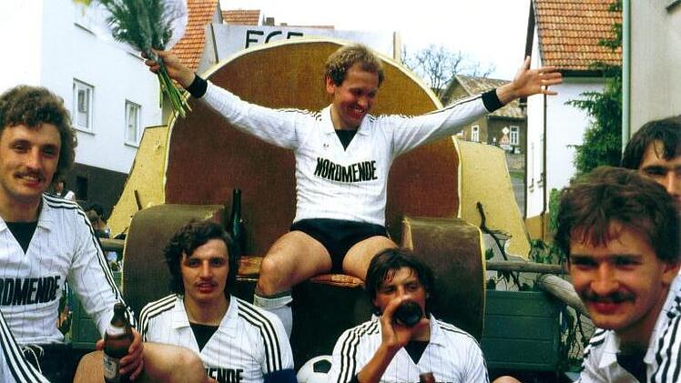 Das waren Zeiten: 1983 feierten Alfred Kanz (oben) und seine Mannschaftskameraden ausgelassen den Aufstieg in die Bezirksliga West. Foto: Archiv/FC Rottershausen