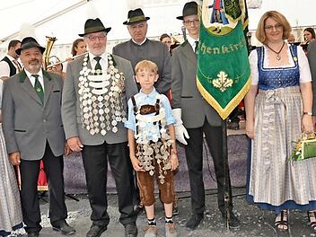 Der neue Schützenkaiser 2019 und Jungschützenkönig 2019 bei der Proklamation. Von links Elisabeth Müller (Schützen-Liesl), Michael Staar (Stifter des Königspokals, 3. Schützenmeister), Georg Backer (Schützenkaiser und Gewinner des Königspokals), Wolfgang Bergmann (2. Schützenmeister), David Beetz (Jungschützenkönig und Gewinner des Jungschützenkönigspokals), Lukas Beetz (2. Ritter vom Jungschützenkönig), Claudia Beetz (Schützen-Liesl), Mathias Beetz (1. Ritter des Schützenkönigs, Schatzmeiste...