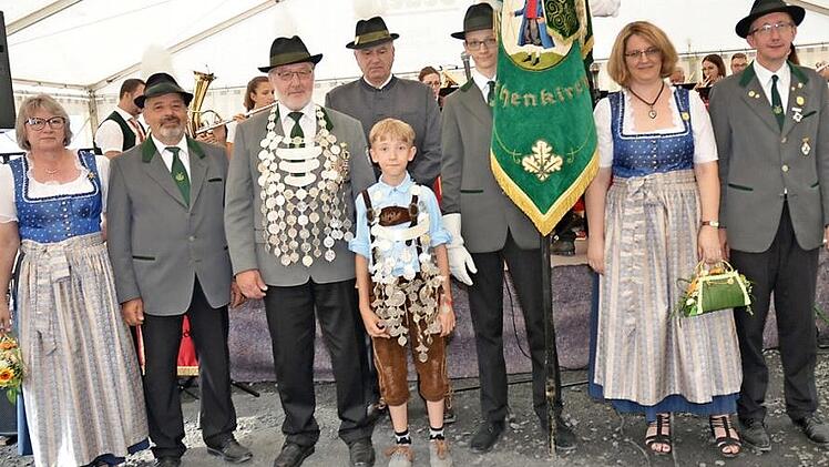 Der neue Schützenkaiser 2019 und Jungschützenkönig 2019 bei der Proklamation. Von links Elisabeth Müller (Schützen-Liesl), Michael Staar (Stifter des Königspokals, 3. Schützenmeister), Georg Backer (Schützenkaiser und Gewinner des Königspokals), Wolfgang Bergmann (2. Schützenmeister), David Beetz (Jungschützenkönig und Gewinner des Jungschützenkönigspokals), Lukas Beetz (2. Ritter vom Jungschützenkönig), Claudia Beetz (Schützen-Liesl), Mathias Beetz (1. Ritter des Schützenkönigs, Schatzmeiste...