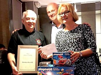 Seamus Murphy (l.) bekam von Gerald Brehm und der Freundeskreis-Vorsitzenden Dagmar Wennmacher eine Urkunde und Geschenke. Foto: privat