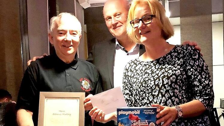 Seamus Murphy (l.) bekam von Gerald Brehm und der Freundeskreis-Vorsitzenden Dagmar Wennmacher eine Urkunde und Geschenke. Foto: privat