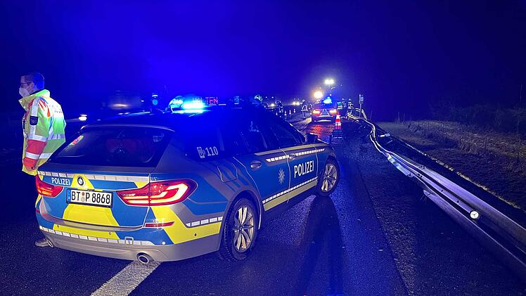 Zu schnell auf regennasser Fahrbahn: Junge Frau leicht verletzt