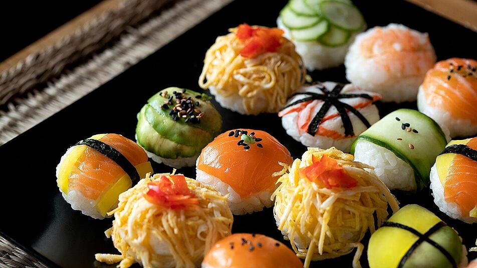 Sushi gibt es in vielen Varianten - auch mit Gurke und Lachs. Sushi gibt es in vielen Varianten - auch mit Gurke und Lachs.