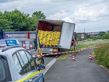 Burghaslach: Lkw verunglückt mit 24 Tonnen Eistee - Straße blockiert