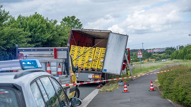 Burghaslach: Lkw verunglückt mit 24 Tonnen Eistee - Straße blockiert