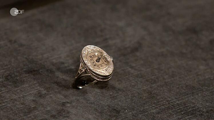 Eine Ring-Uhr erkannte Expertin Heide Rezepa-Zabel als seltenes Schmuckst&uuml;ck aus den 1920er Jahren.