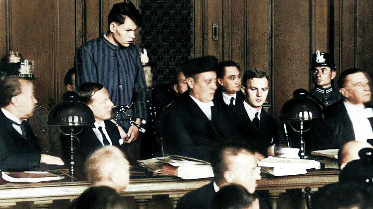 Der Hauptbeschuldigte Marinus van der Lubbe wird im Prozess um den Reichstagsbrand im Oktober 1933 vernommen.