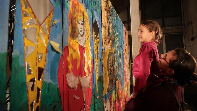 Besucher einer Kunstauktion im Kesselhaus  Foto: Archiv Barbara Herbst