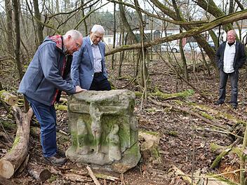 Erich Sauer und Kilian Mantel "untersuchen" den Krätzigen Ruhstein, Helmut Weis betrachtet die Szene (von links). Fotos: Barbara Herbst