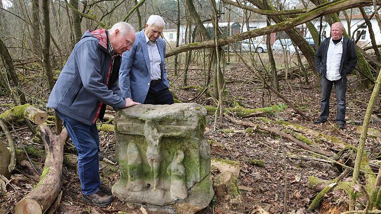 Erich Sauer und Kilian Mantel "untersuchen" den Krätzigen Ruhstein, Helmut Weis betrachtet die Szene (von links). Fotos: Barbara Herbst