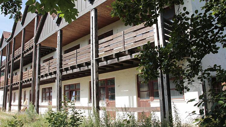 Das ehemalige Bettenhaus hinter dem Gasthaus "Zum Bayerischen" wird abgerissen. Foto: Josef Hofbauer