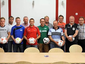 Die auf Kreisebene siegreichen Vereine nahmen bei der Fußball-Jugendleitertagung in Neufang Bälle von Kreisjugendleiter Michael Deuerling (4. v. l.) in Empfang. Mit im Bild Steinwiesens 3. Bürgermeister Thomas Reißig (r.). Foto: Michael Wunder