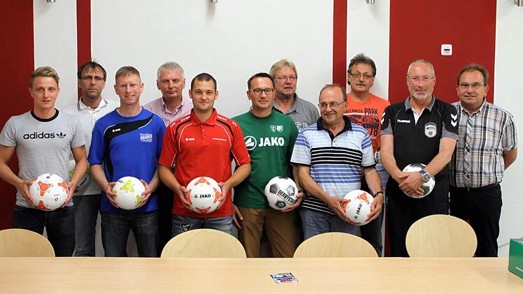 Die auf Kreisebene siegreichen Vereine nahmen bei der Fußball-Jugendleitertagung in Neufang Bälle von Kreisjugendleiter Michael Deuerling (4. v. l.) in Empfang. Mit im Bild Steinwiesens 3. Bürgermeister Thomas Reißig (r.). Foto: Michael Wunder