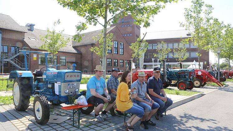 Bei sommerlich heißen Temperaturen haben am Samstag tausende Menschen den Familientag der Firma Bosch für einen Werksbesuch genutzt. Foto: Barbara Herbst