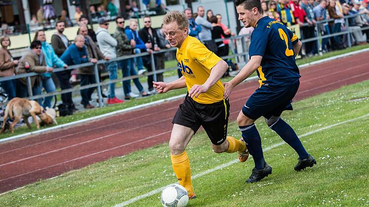 Der Tscheche Martin Ciznar überläuft Bastian Müller. Foto: Alexander Muck