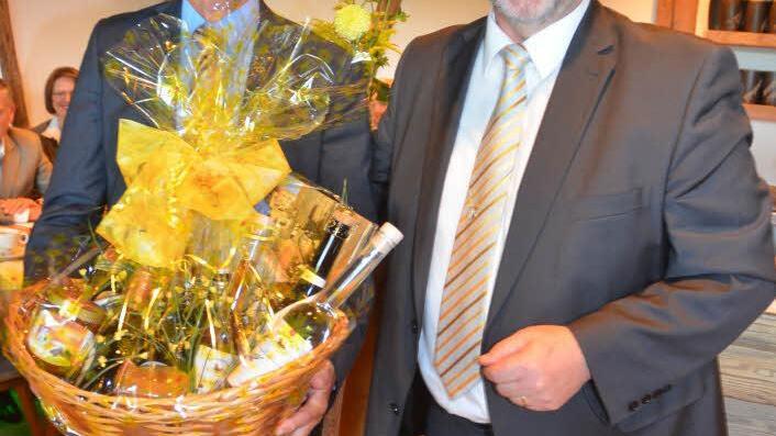 Verabschiedung des Geschäftsführers Jürgen Busse (links), durch Bezirksvorsitzenden Egon Herrmann.  Foto: Karl-Heinz Hofmann