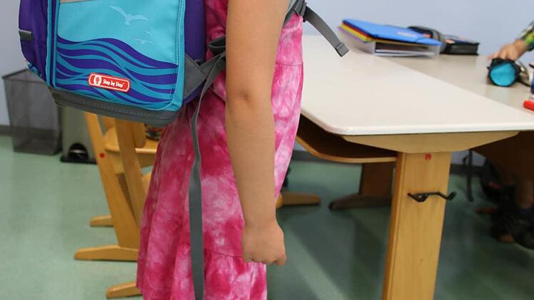 Bei Michelle ist das Verhältnis fast perfekt: 2,5 Kilo wiegt die Büchertasche bei 24 Kilogramm Körpergewicht.