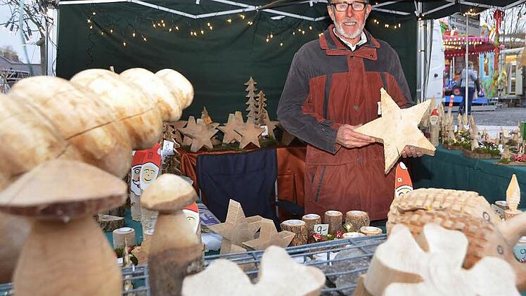 Viel (Kunst)-handwerkliches war auf dem Nüdlinger Weihnachtsmarkt zu sehen.  Foto: Peter Rauch