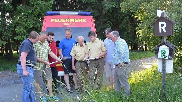 Optimale Vorbereitung zum Rennsteig-Staffellauf: Die Feuerwehren bei der Besprechung an der Wechselstation Schildwiese mit den Polizeihauptkommissaren Markus Löffler (3.v.r.) und Albert Büttner (4.v.r.) sowie dem sportlichen Leiter an der Schildwiese, Tettaus 2. Bürgermeister Falk Wick (r.). Foto: Karl-Heinz Hofmann