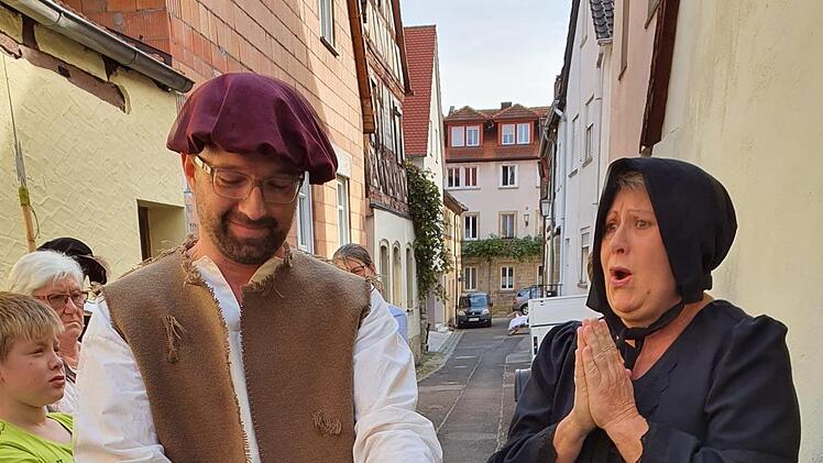 Wunderbares Dreamteam: Schwiegersohn Christian Melchior als räuberischer Soldat und die wehrhafte Zeilerin Gabi Leisentritt.