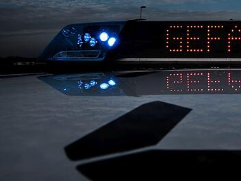 Auf dem Weg zu einem Einsatz sind zwei Polizisten mit dem Streifenwagen auf der A3 im Landkreis Kitzingen ins Bankett geraten. Symbolfoto: abr68/Adobe Stock