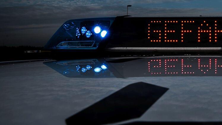 Auf dem Weg zu einem Einsatz sind zwei Polizisten mit dem Streifenwagen auf der A3 im Landkreis Kitzingen ins Bankett geraten. Symbolfoto: abr68/Adobe Stock