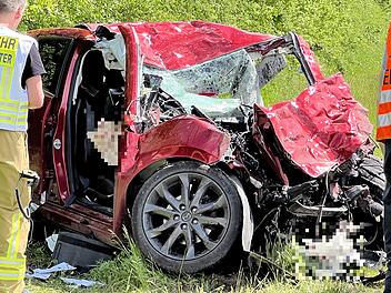 B27 bei Veitsh&ouml;chheim: Tragischer Unfall mit zwei Toten - Bergungsma&szlig;nahmen dauern an
