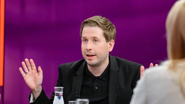 Kevin K&uuml;hnert z&auml;hlte mehrere "Ungerechtigkeiten" auf - unter anderem, dass auf Krypto-Gewinne nach einem Jahr keine Steuern gezahlt werden m&uuml;ssen.
