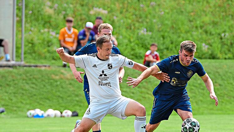 Simon Sch&auml;dler (links) vom TSV Zell/Ebersberg greift Yanik Dittmann an.
