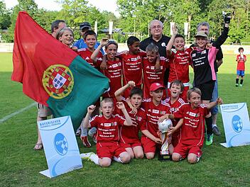 Im Finale musste Portugal noch einmal zittern. Nach der Pokalübergabe war die vorherige Anspannung dann aber schnell vergessen. Foto: Marian Hamacher