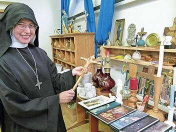 Äbtissin Mechthild Thürmer hat besonders an den Devotionalien, die auf dem Flohmarkt erworben werden können, ihre Freude. Fotos: Krüger-Hundrup