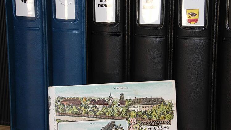 Alles hat seine Ordnung bei Wilhelm Kreller. Auch die Postkarten, vorne eine aus seinem Heimatort Gereuth, sind in Alben nach Ortschaften sortiert untergebracht.