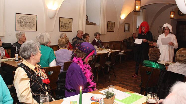 Im Nachthemd unterwegs: Ines Haupt und Gabi Knoch. Foto: mna