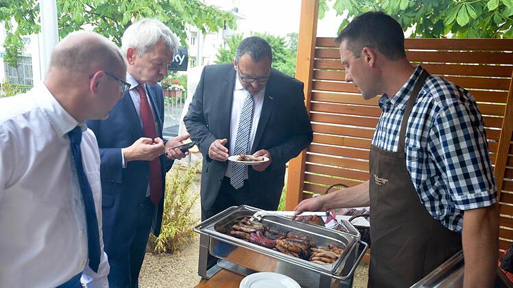 Landrat Hans Kalb (Mitte) begutachtet das reiche Angebot am Grill. Foto: Ronald Rinklef
