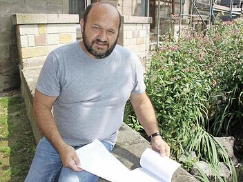 Michael Engelhardt blättert in seinem Buch über ein Leben mit Angst- und Panikattacken.  Foto: Andreas Schmitt