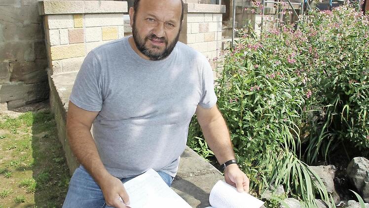 Michael Engelhardt blättert in seinem Buch über ein Leben mit Angst- und Panikattacken.  Foto: Andreas Schmitt