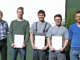 Die freigesprochenen Auszubildenden des Bosch-Rexroth-Werkes in Augsfeld mit den Vertretern des Unternehmens  Foto: Bosch-Rexroth